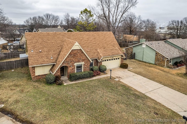 view of front of property featuring a front lawn