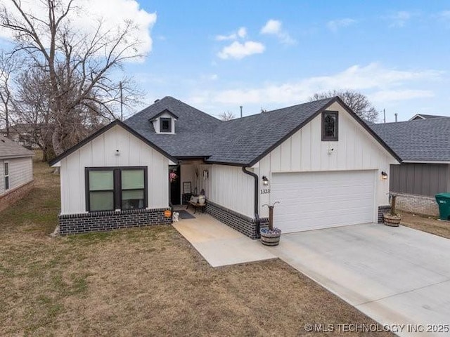 view of front of house featuring a garage and a front yard