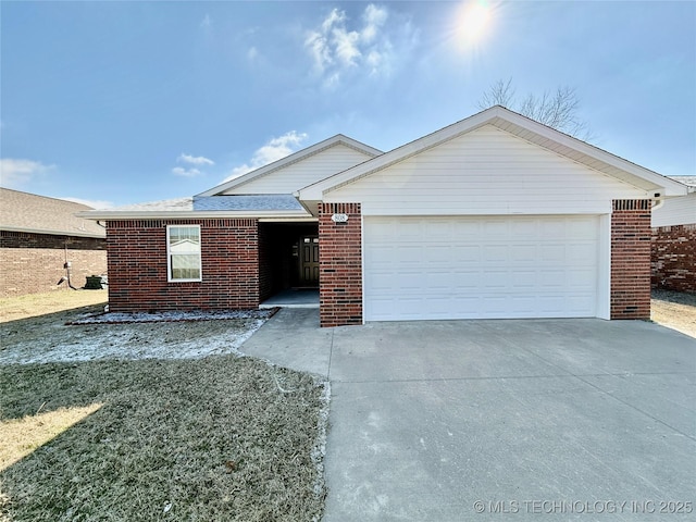 808 Bonnie Ave, Pryor, OK 74361 - ranch-style house featuring a garage