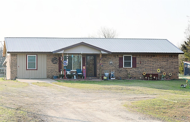 single story home featuring a front lawn