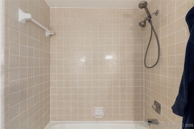 bathroom with tiled shower / bath combo