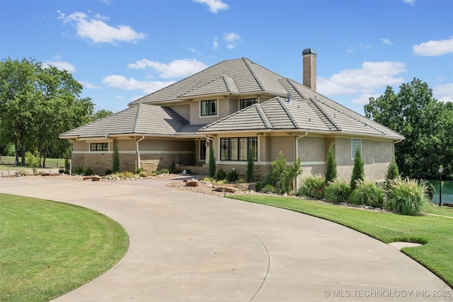 view of front facade featuring a front lawn