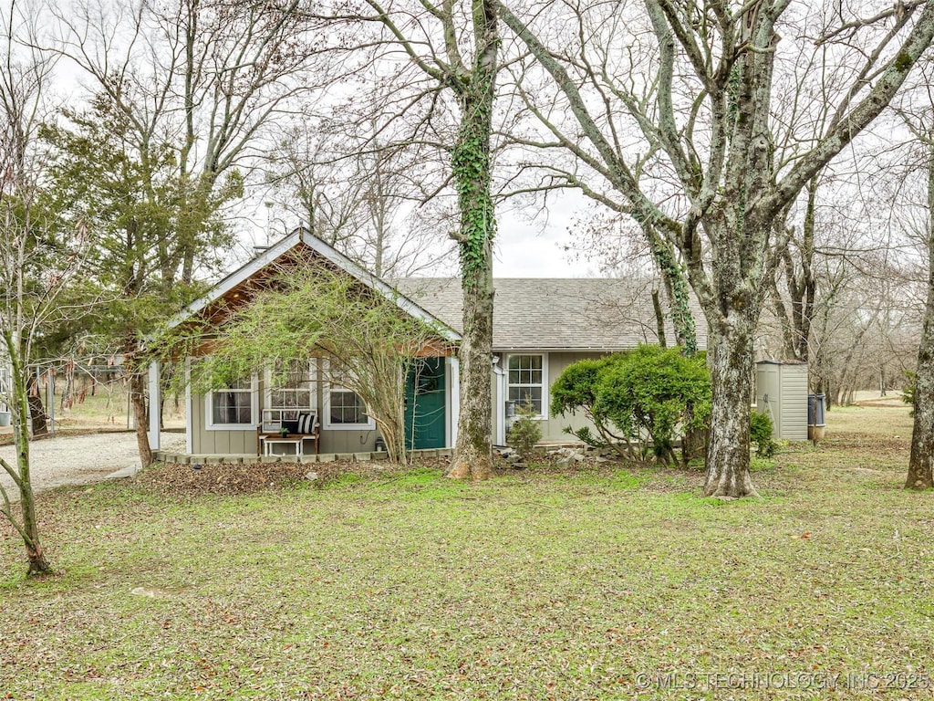 view of front of property with a front yard