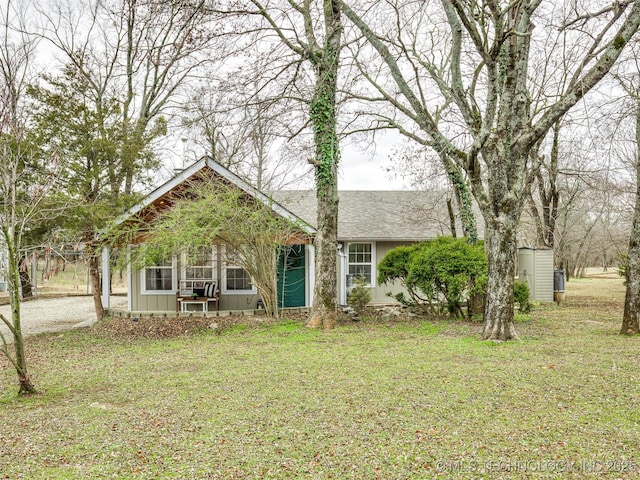 view of front of property with a front yard