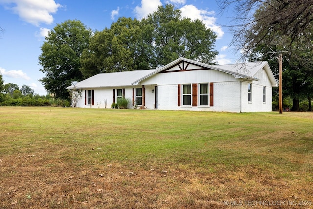 view of front facade featuring a front yard