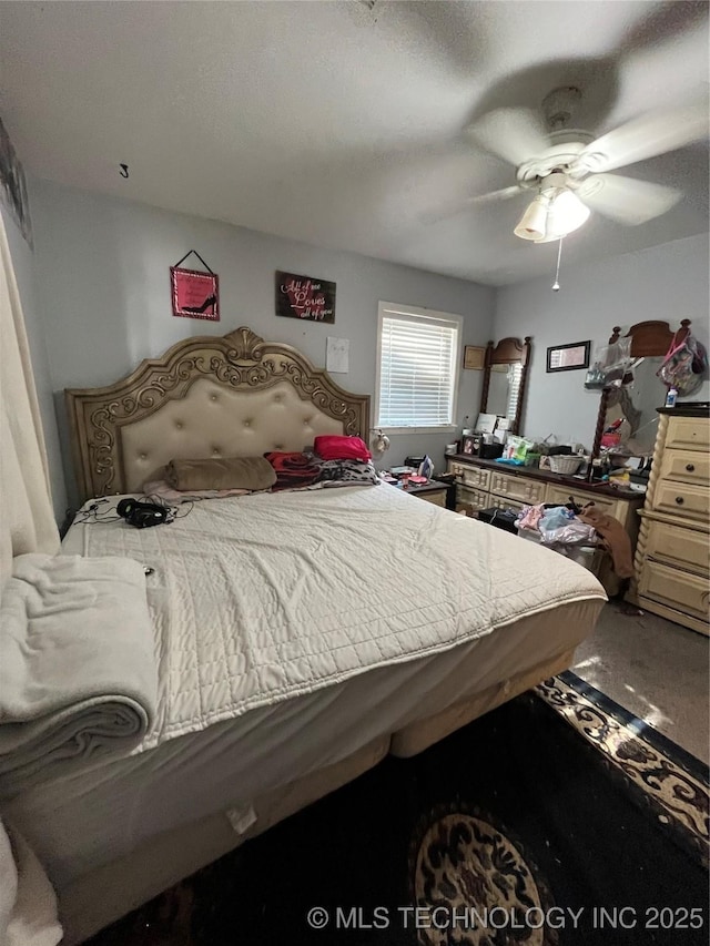 bedroom with ceiling fan