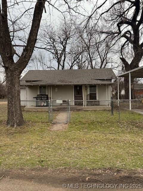 view of front of home featuring a front lawn