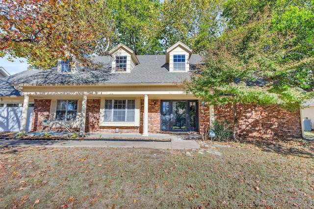 cape cod house featuring a front lawn