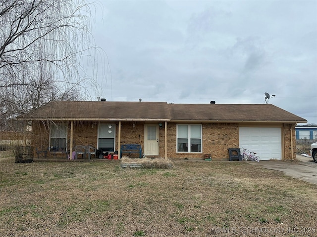 view of front facade featuring a garage and a front yard