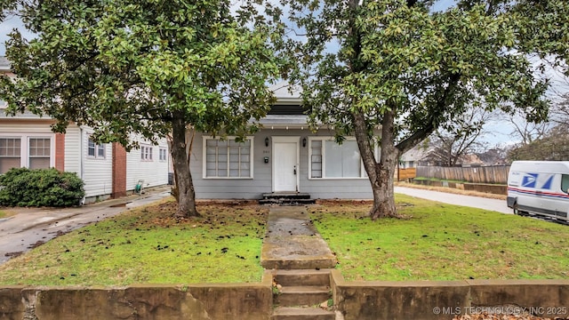 view of front of home featuring a front lawn