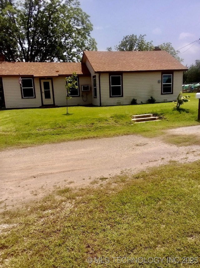 2420 3rd NE, Ardmore, OK 73401 - ranch-style house with a front lawn