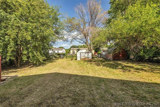 view of yard with a shed