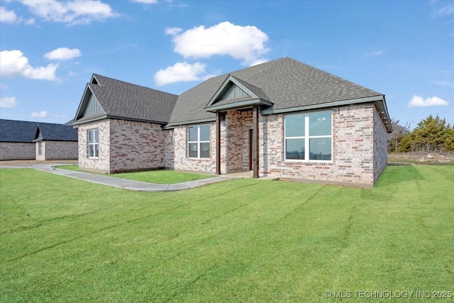 view of front facade with a front yard