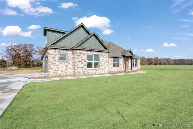 view of front of house featuring a front lawn