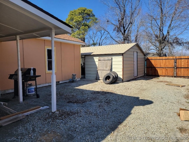 view of yard featuring a shed