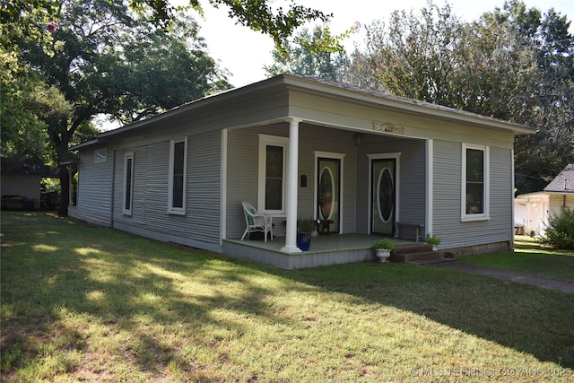 view of front of house featuring covered porch and a front yard