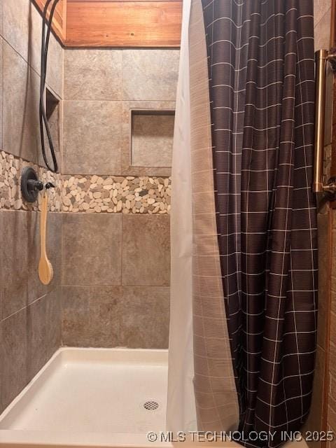 bathroom featuring curtained shower