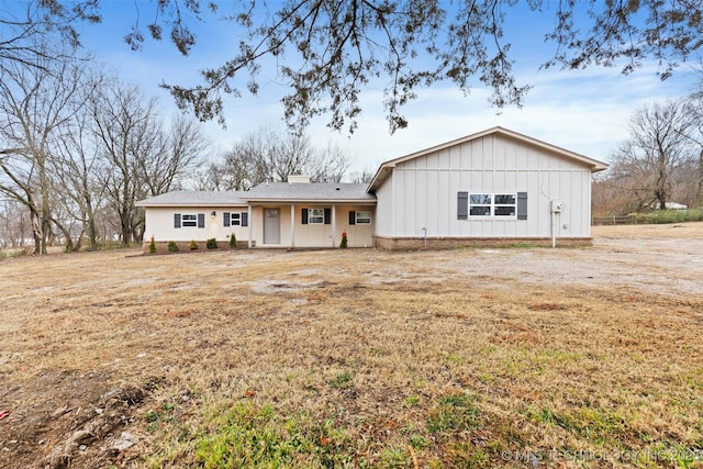 view of front of property with a front yard