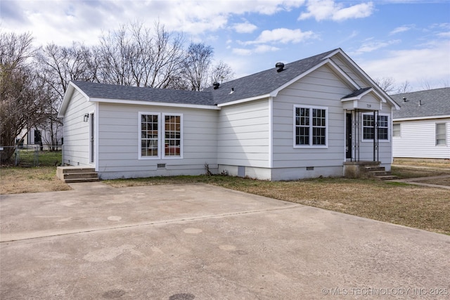 719 W Evergreen, Durant, OK 74701 - view of front facade featuring a shingled roof, fence, and crawl space