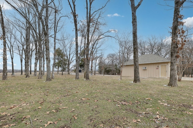 view of yard featuring an outbuilding