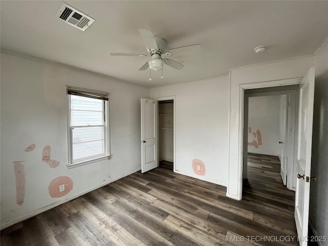 unfurnished bedroom with a closet, dark hardwood / wood-style floors, and ceiling fan