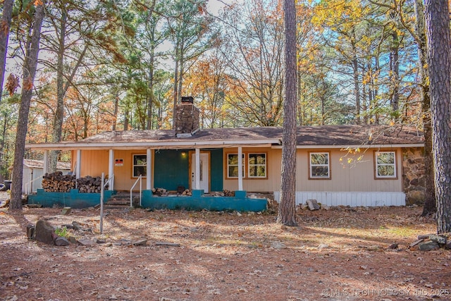 ranch-style home with a porch