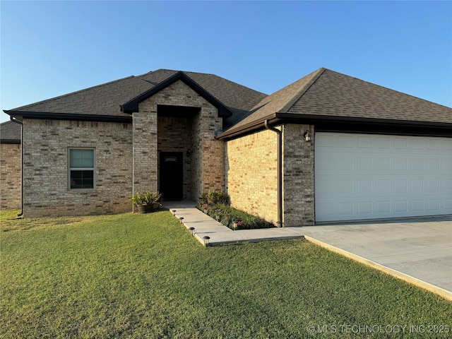 view of front of home featuring a front lawn and a garage