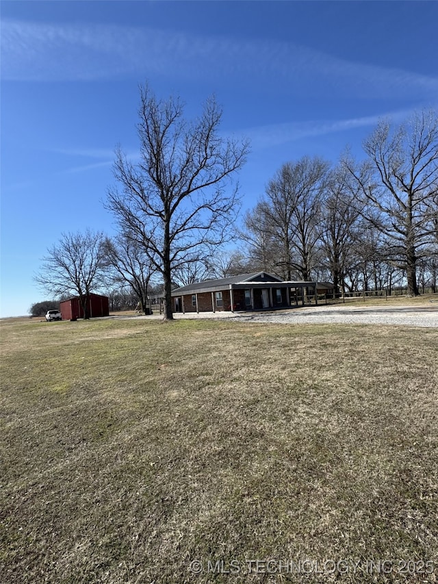 view of yard featuring an outbuilding