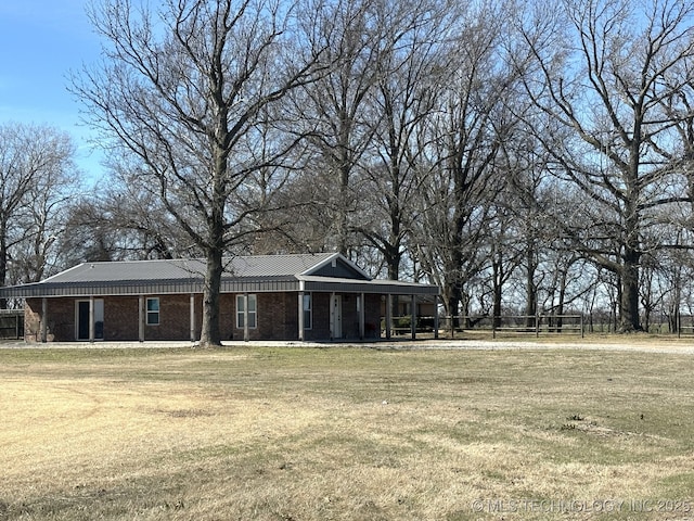 view of front of home featuring brick siding and a front lawn