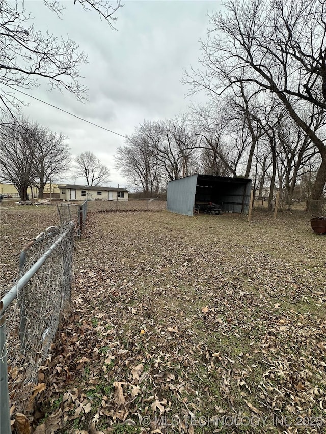 view of yard with an outbuilding