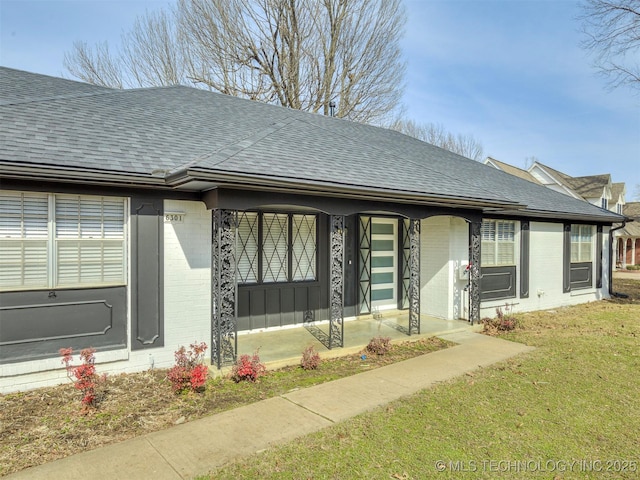 view of front of property featuring a front yard