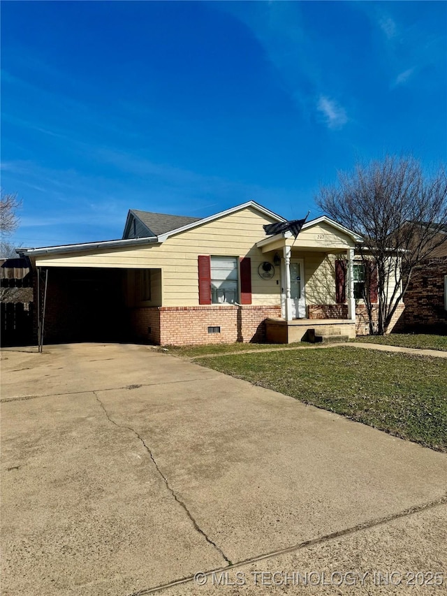 ranch-style home featuring a front lawn and a carport