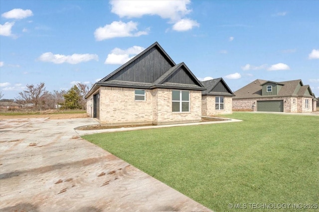 view of front facade featuring a garage and a front yard