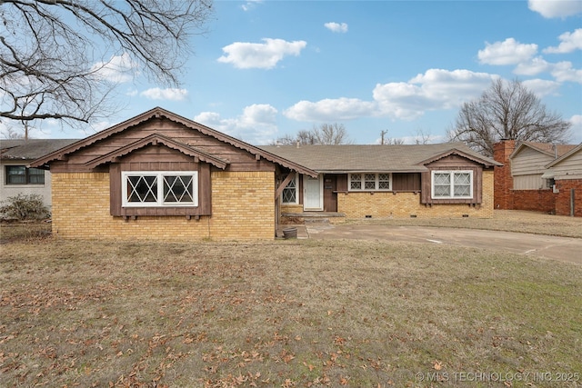 ranch-style home featuring a front lawn