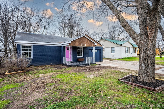 view of front of property with a yard