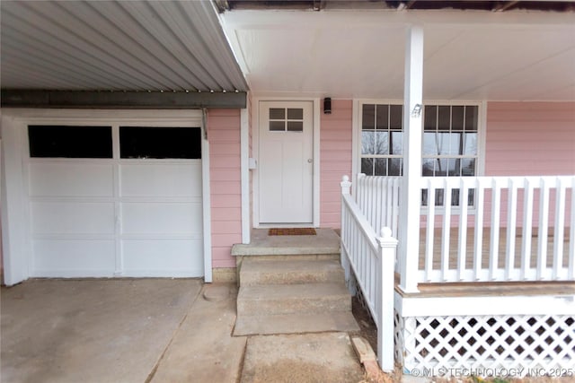 property entrance featuring driveway