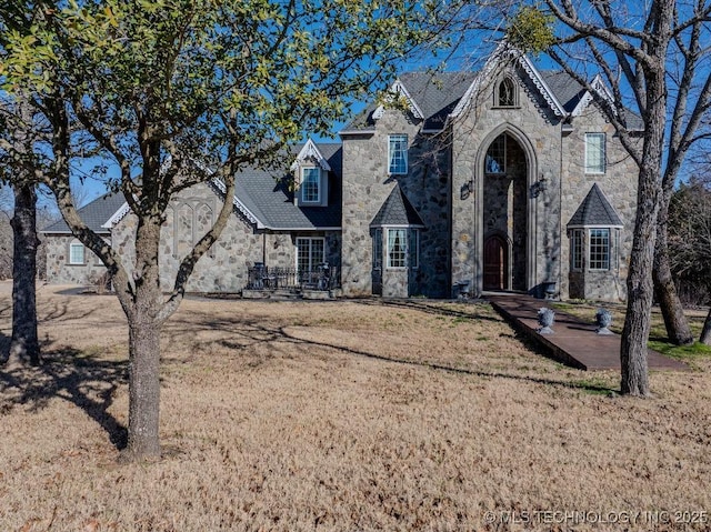 view of front of home featuring a front lawn