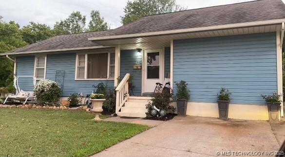 view of front facade featuring a front lawn