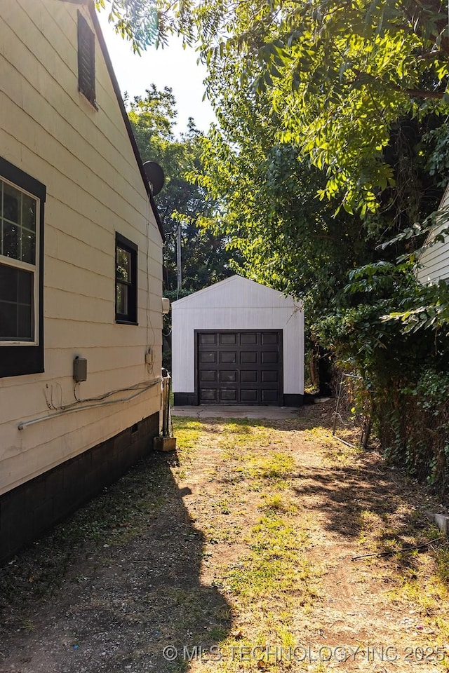 view of yard featuring an outbuilding and a detached garage