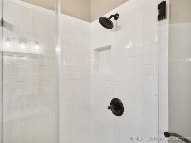 full bathroom featuring a tile shower