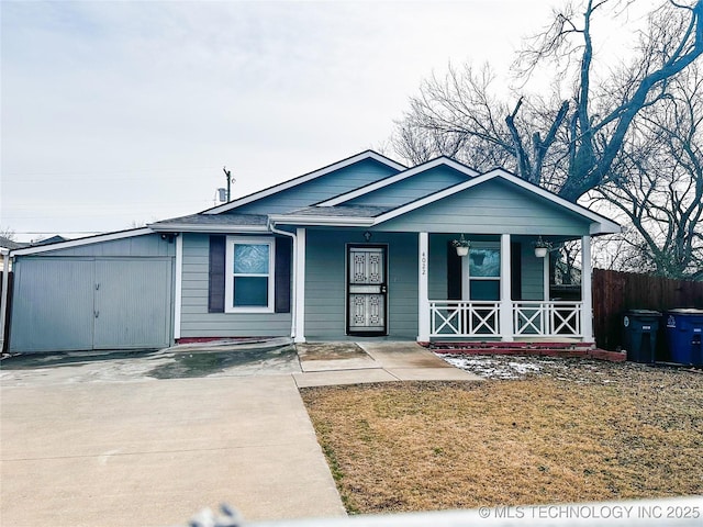 view of front of home featuring fence, a front lawn, a porch, and concrete driveway