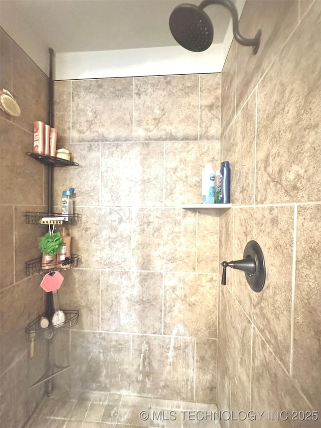 full bath with tiled shower