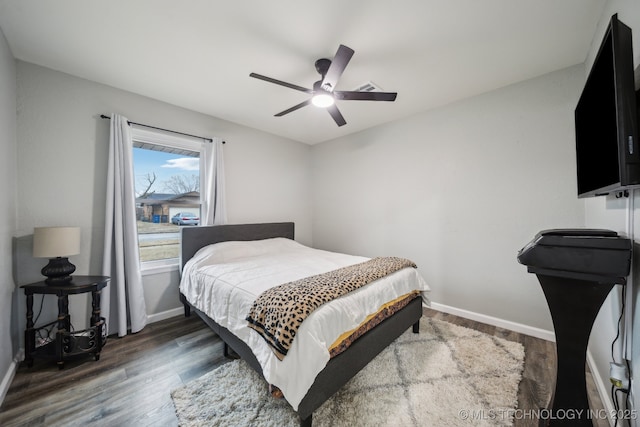 bedroom featuring dark wood-style flooring, ceiling fan, and baseboards