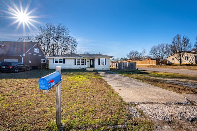 view of front of property featuring a front yard and fence