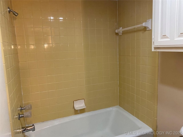 bathroom featuring washtub / shower combination