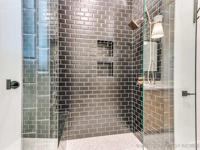 bathroom featuring tiled shower