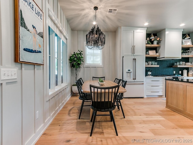 dining space featuring light wood-type flooring, visible vents, recessed lighting, and an inviting chandelier