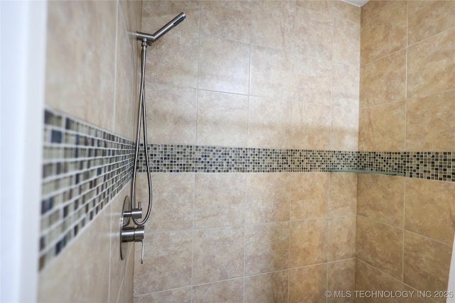 room details featuring tiled shower