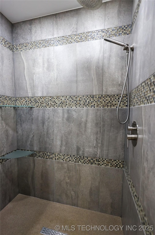 full bath with tiled shower