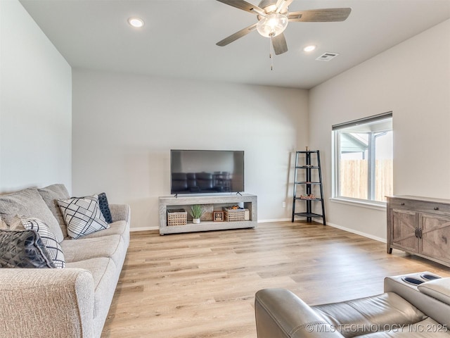 living room with light wood finished floors, baseboards, visible vents, and recessed lighting